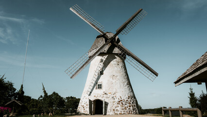 Obraz premium Dutch-type windmill in Araisi, Latvia. Sunny summer day. Old Europe style. Blue sky. Green grass.