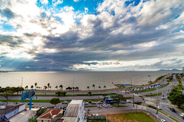 transito de  carros na avenida beira mar norte na cidade de  Florianopolis, Santa Catarina, Brasil