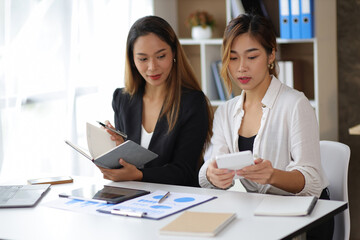 Obraz premium Attractive businesswoman colleagues and financial advisors in the office discuss budget planning. Accountant is discussing finance and accounting.