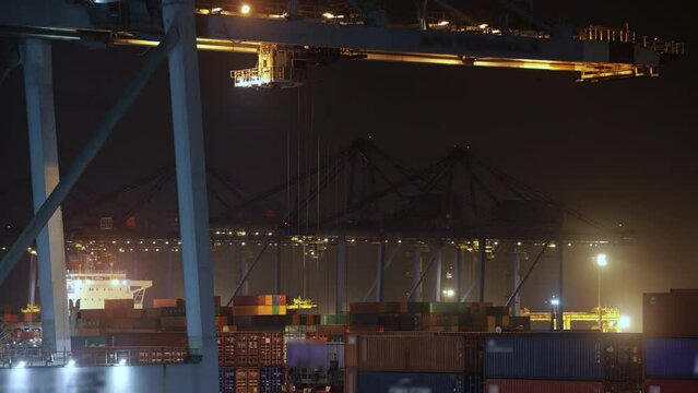 Timelapse noturno movimenta&ccedil;&atilde;o porto