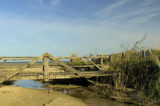 Petit pont de bois sur la plage