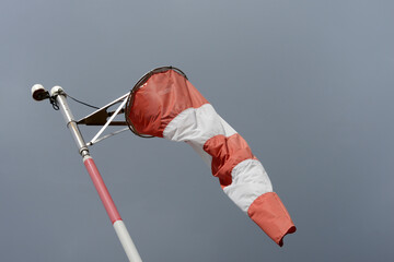 Manche à air en gros plan sur fond de ciel gris