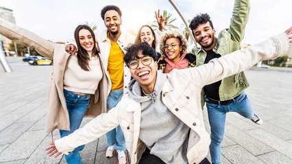 Foto op Canvas Gelukkige multiraciale vrienden die plezier hebben met wandelen op straat in de stad - Groep jonge mensen die samen buiten hangen - Vriendschapsconcept met jongens en meisjes die genieten van een dagje uit © Davide Angelini