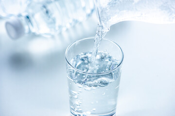 テーブルに置いたコップとペットボトル
