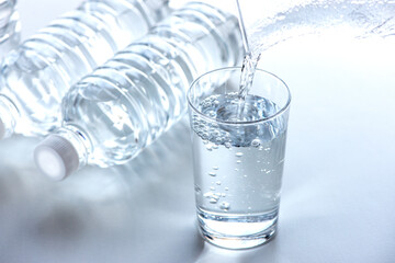 テーブルに置いたコップとペットボトル
