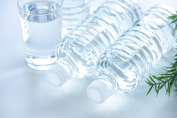 テーブルに置いたコップとペットボトル
