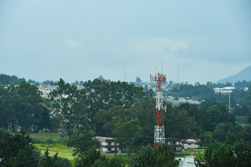 Obraz premium Torre de Telecomunicaciones en el Centro de Quetzaltenango en Guatemala. Concepto de Tecnologia.