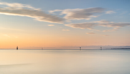 Bodensee bei Sonnenaufgang im Sommer mit Wolken und Morgenrot