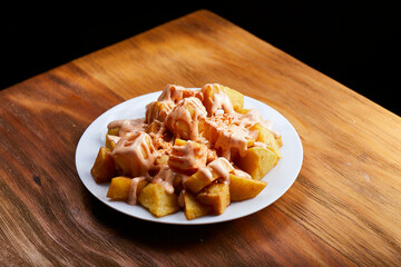 Tapeo, tapas, bravas, patatas bravas, papas