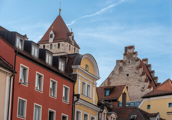 Güldener Turm in Regensburg mit Hausfassaden