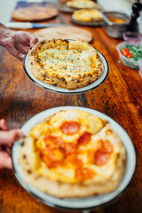 Pizzas preparadas para servir
