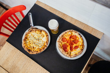 pizzas estilo napolitano servido en una mesa 