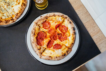 Pizza estilo napolitano con pepperoni