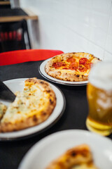 Pizza napolitana en una mesa
