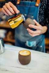 Barista haciendo arte latte
