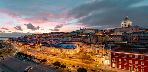 Fototapeta na wymiar Sonnenuntergang und Abendrot in Lissabon's Altstadt Alfama 