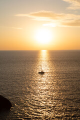Obraz premium boat on sunset in the sea