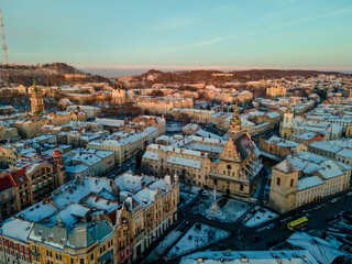 Obraz premium sunset above lviv city winter season