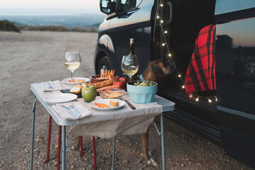 Vegan picnic lunch celebration with camper van outdoor - Travel vacations © Vane Nunes