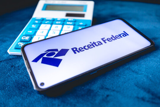 RFB - Receita Federal. Um telefone celular com a logo da Receita Federal do Brasil e uma calculadora na composição da imagem. Imposto de renda, darf, declaração anual, restituição do imposto de renda.
