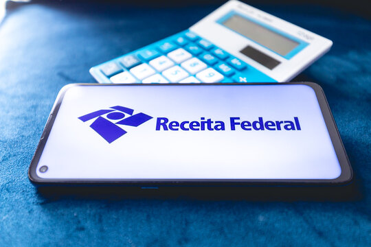 RFB - Receita Federal. Um telefone celular com a logo da Receita Federal do Brasil e uma calculadora na composição da imagem. Imposto de renda, darf, declaração anual, restituição do imposto de renda.