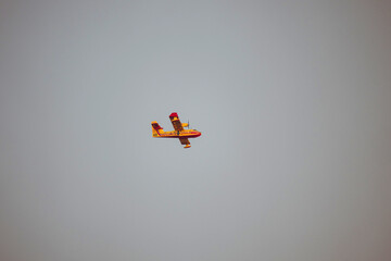 Canadair in the sky, in flight to put out the fire in Gironde, France/Canadair dans le ciel, en vol pour éteindre le feu en Gironde, France