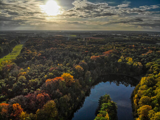 Zdjęcie z drona Dji Mavic Air,Jesienna pora z widokiem na wodę