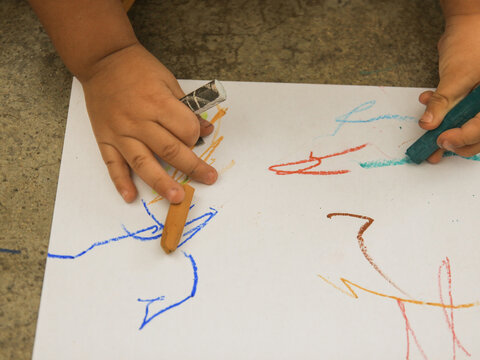 ni&ntilde;a pintando sobre una hoja blanca