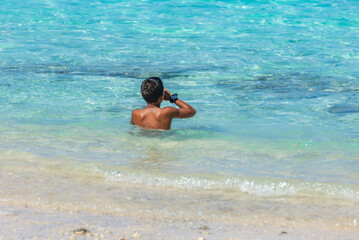 Enfant se baignant dans le lagon