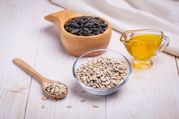 Sunflower vegetable oil in a glass saucepan and ingredients for its manufacture of sunflower seeds