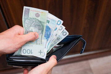 Zbliżenie na polskie złotówki w portfelu. Zdjęcie koncepcyjne ukazujące polską gospodarkę.