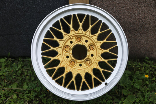 Retro alloy wheels 16 radius for BMW E28 after restoration and painting in silver and golden 