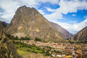Fototapeta na wymiar Vista de Ollantaytambo desde el Templo del Sol - Urubamba, Cusco, Perú