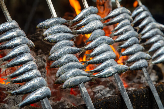 Espeto de sardinas a la brasa en chiringuito en la playa de M&aacute;laga en verano