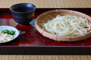 お盆にのせたざるうどん