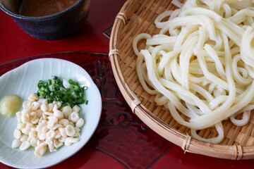 お盆にのせたざるうどん