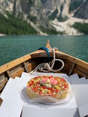 Foto torta scattata presso il Lago di Brais, patrimonio dell'unesch  - obrazy, fototapety, plakaty