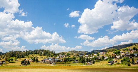 village de montagne avec prairie et paysage