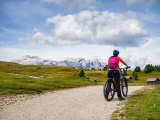 Naklejka premium Cycling scene on the dolomites