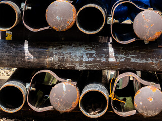 積み上げられた金属とデザイン