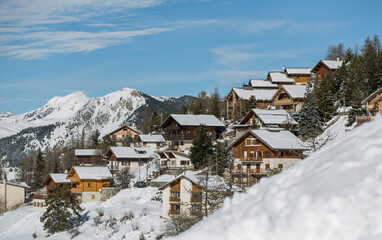 village avec des toits enneig&eacute;es l'hiver au soleil 