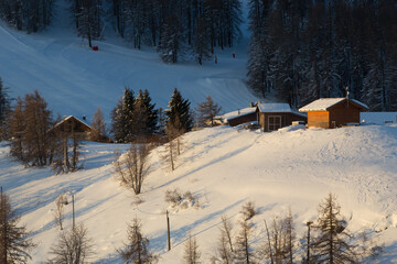 ambiance montagne au coucher du jour sous la neige 