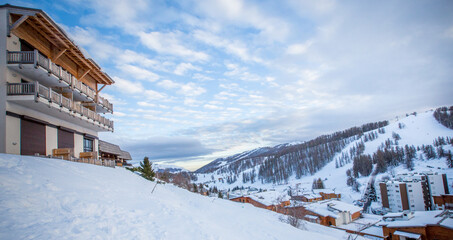 paysage d'un village de montagne ne hiver eneig&eacute;