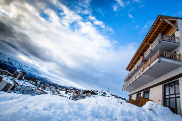 paysage de montagne sous la neige d'un village 