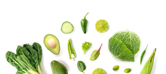 Foto auf Acrylglas Frisches Gemüse Kreatives Layout aus grünem Gemüse auf weißem Hintergrund. Flach liegen. Food-Konzept. Makro-Konzept. Avocado, Kohl, Kalk, Gurke, Mais, Paprika und Salat auf dem weißen Hintergrund.