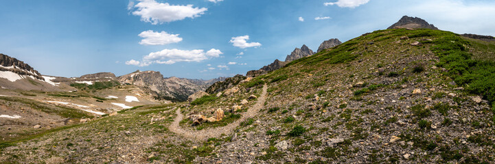 Naklejka premium Panorama of Trail Turning On The Way to Avalanche Divide