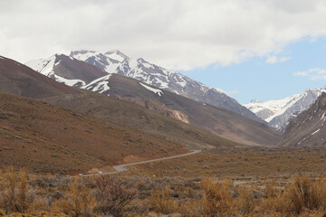 Vista panorámica de montañas con y sin nieve.