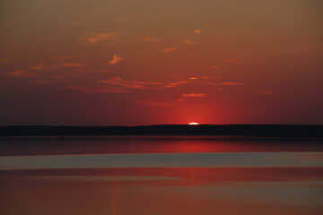 Obraz premium Red sunset over the lake