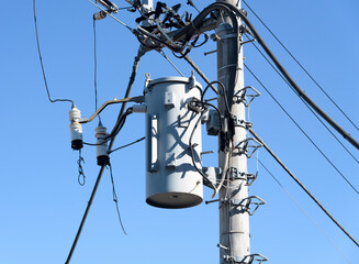 電柱に取り付けられた柱上変圧器