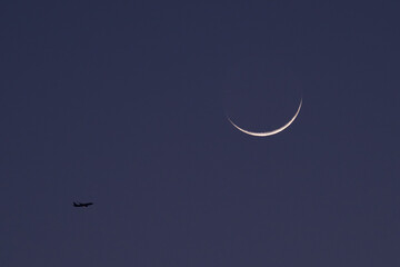 月齢1の月と飛行機